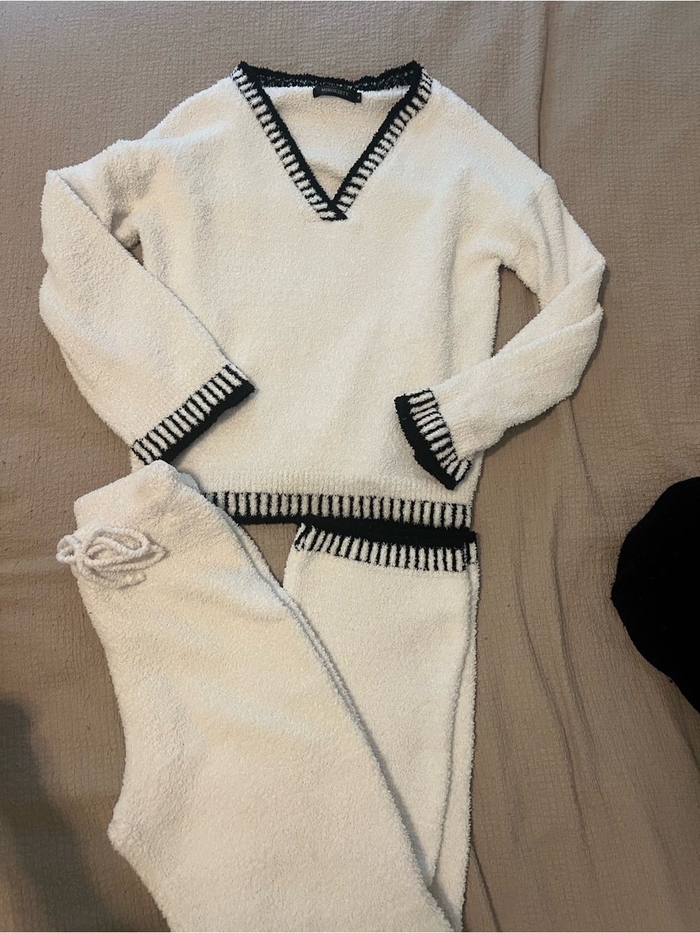 Relaxed V-Neck Fuzzy Pajama Set - White - Picture 3 of 3